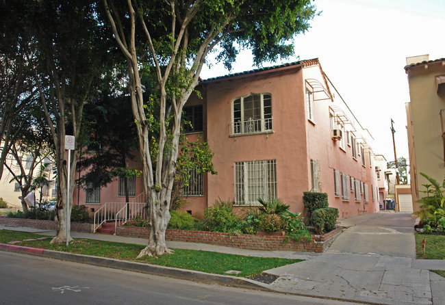 366 N Sierra Bonita Ave in Los Angeles, CA - Foto de edificio - Building Photo