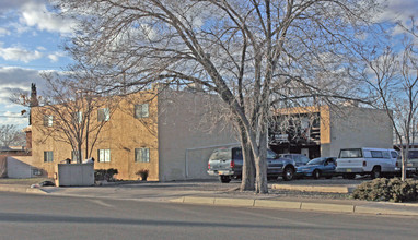 301-305 Grove St NE in Albuquerque, NM - Building Photo - Building Photo