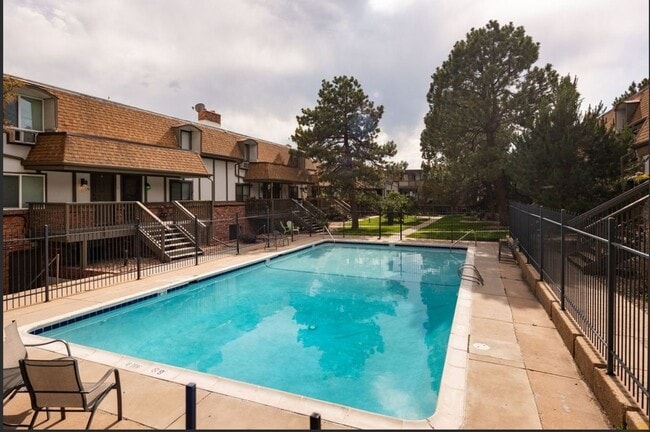 2700 S Holly St in Denver, CO - Building Photo - Building Photo