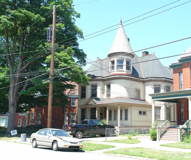 556 W 8th St in Erie, PA - Foto de edificio - Building Photo