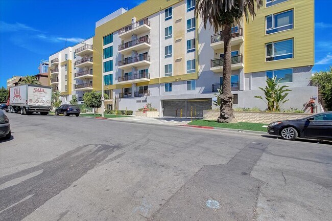 2939 Leeward Ave in Los Angeles, CA - Building Photo - Building Photo