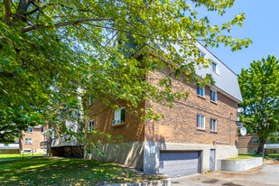 6325 Bonaventure in Brossard, QC - Building Photo