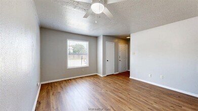 1327 Airline Dr in College Station, TX - Foto de edificio - Building Photo