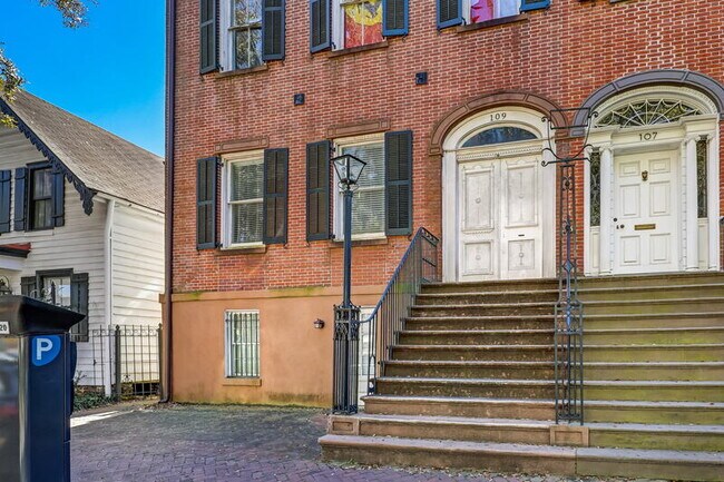109 E Oglethorpe Ave in Savannah, GA - Building Photo - Building Photo