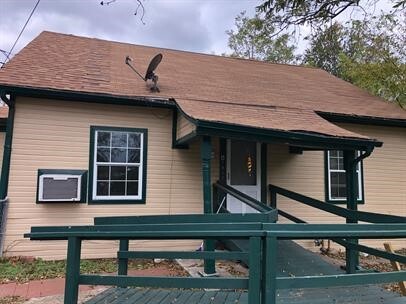 1911 Pecan St in Commerce, TX - Building Photo