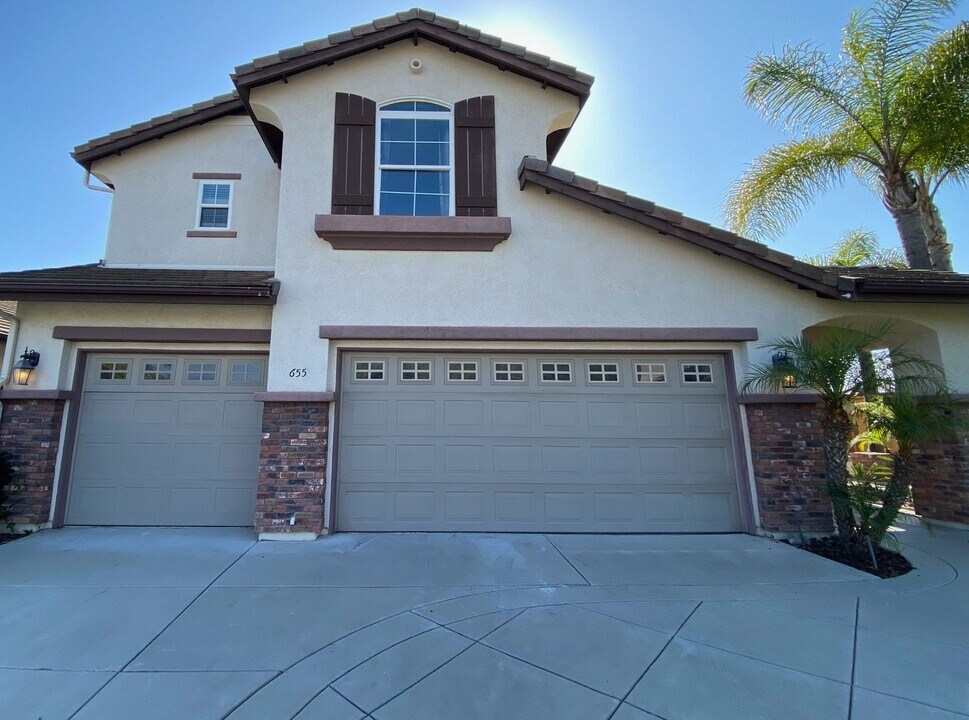 655 Alta Ct in San Marcos, CA - Building Photo