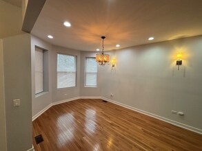 6744 S St Lawrence Ave in Chicago, IL - Building Photo - Building Photo