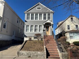 6-12 College Pl in Queens, NY - Building Photo