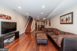 106 W Cross St in Baltimore, MD - Building Photo