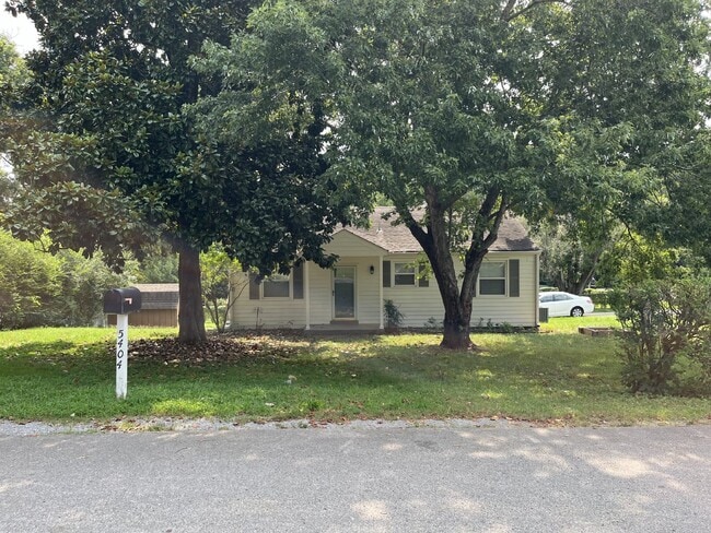 property at 5404 Oakmont Cir