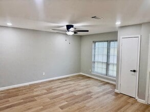 620 Circle Way in Alvin, TX - Building Photo - Building Photo