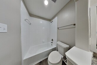 5015 Mossy Bridge Dr in Spring, TX - Foto de edificio - Building Photo