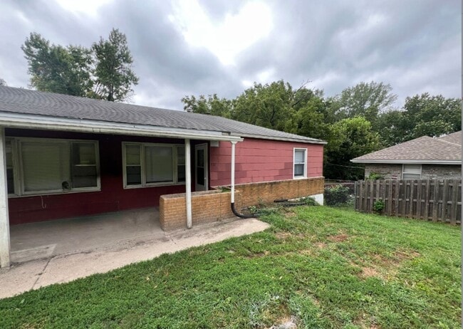 11321 E Lexington Ave in Sugar Creek, MO - Building Photo - Building Photo