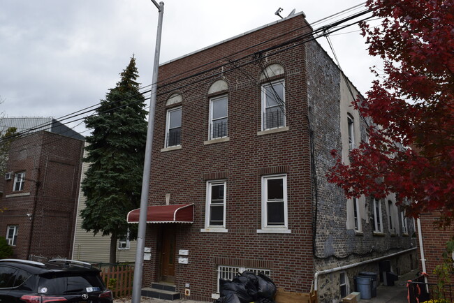 2845 E 196th St in Bronx, NY - Building Photo - Building Photo