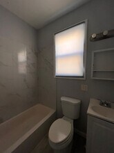 143 Pearsall Ave, Unit 2 in Jersey City, NJ - Foto de edificio - Building Photo