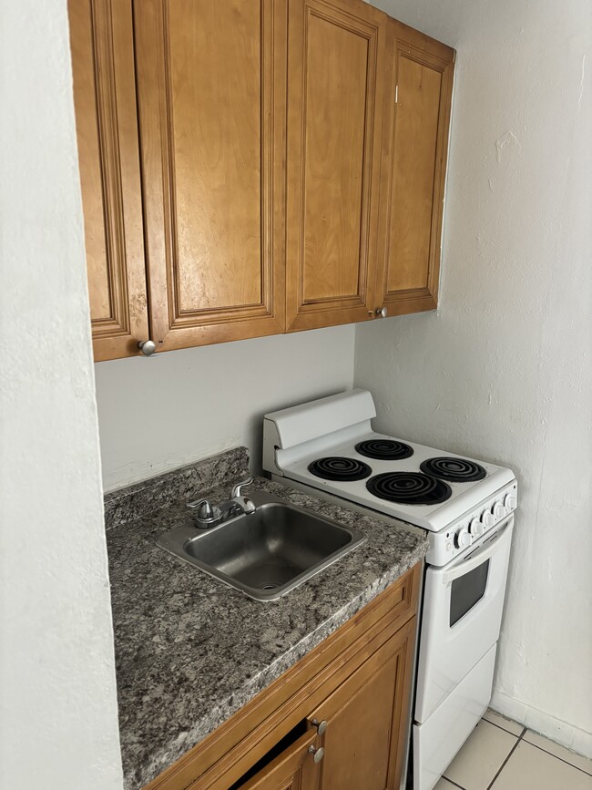 2041 Jackson St, Unit 1 in Hollywood, FL - Foto de edificio - Building Photo