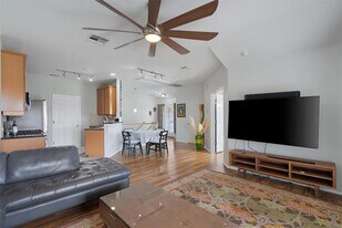 9201 Brodie Ln in Austin, TX - Building Photo