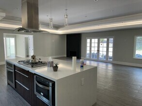 4929 Mecca Ave in Tarzana, CA - Foto de edificio - Building Photo