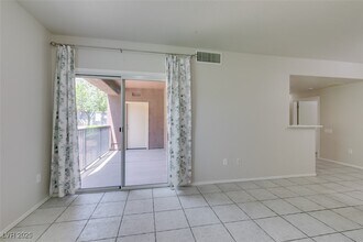 8324 W Charleston Blvd in Las Vegas, NV - Foto de edificio - Building Photo