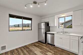 Rainier Meadow in Sumner, WA - Foto de edificio - Building Photo