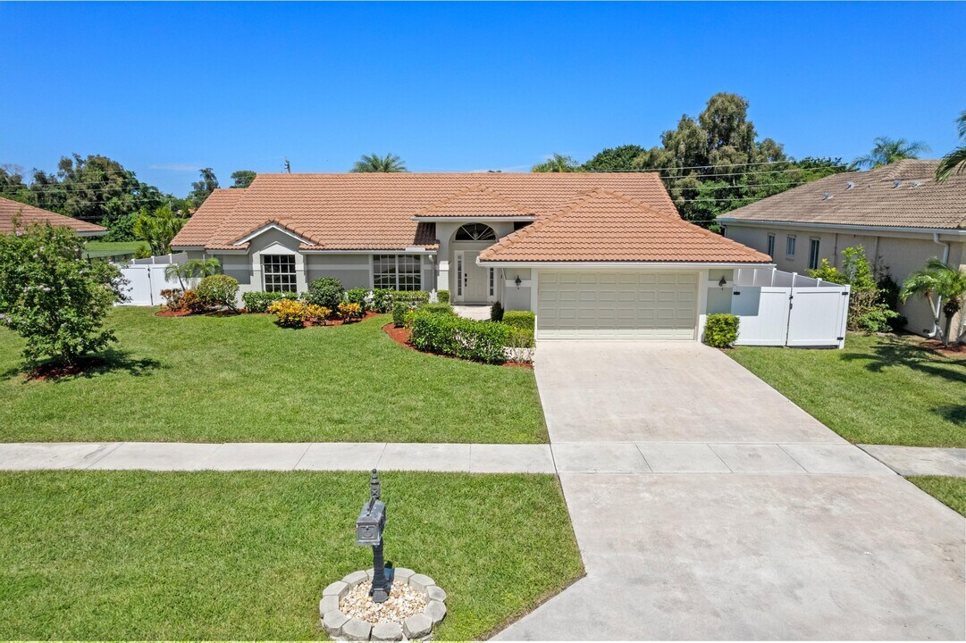 7598 Fairway Trail in Boca Raton, FL - Building Photo