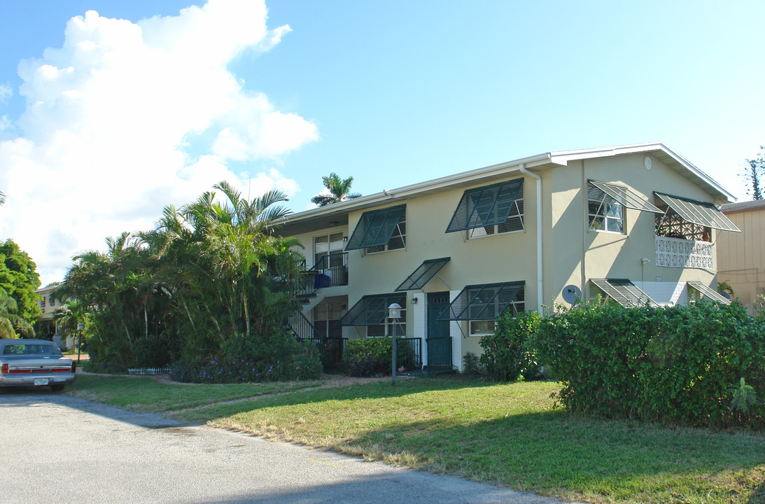 402 Lake Osborne Dr in Lake Worth, FL - Building Photo