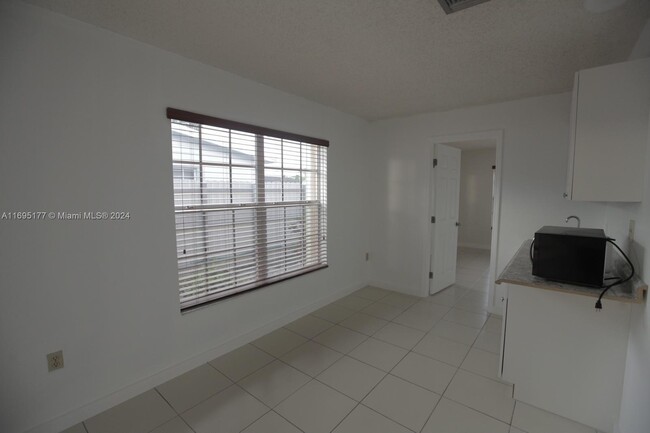 6174 W 14th Ct in Hialeah, FL - Building Photo - Building Photo