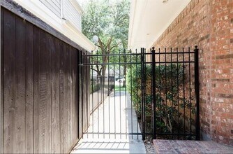 4525 W University Blvd in Dallas, TX - Building Photo - Building Photo