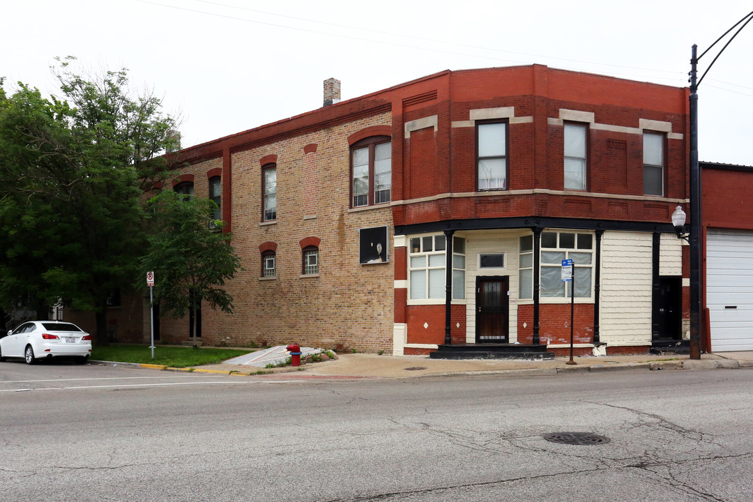 2439 W Grand Ave in Chicago, IL - Building Photo