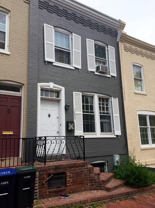 1223 33rd St NW in Washington, DC - Building Photo - Building Photo