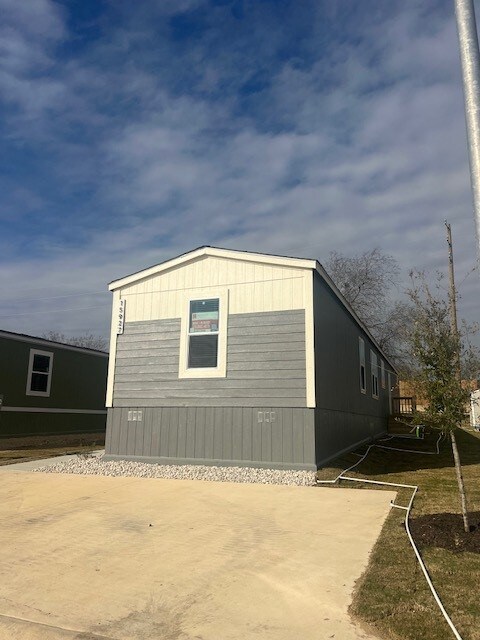 15927 S Flores St in San Antonio, TX - Building Photo - Building Photo