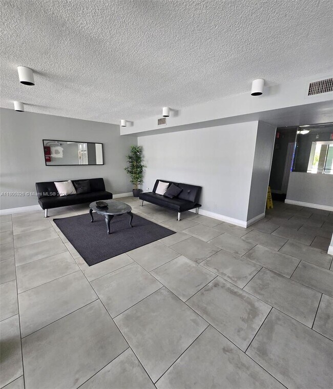 2771 Taft St in Hollywood, FL - Building Photo - Building Photo