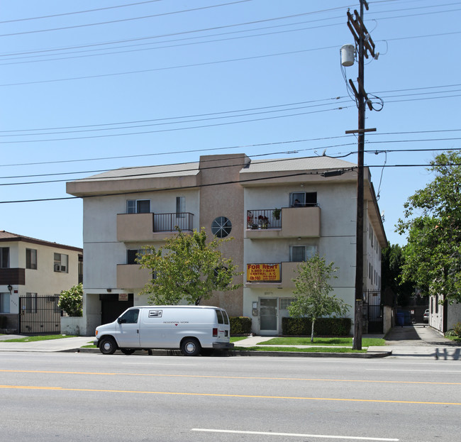 6507 Woodman Ave in Van Nuys, CA - Building Photo - Building Photo