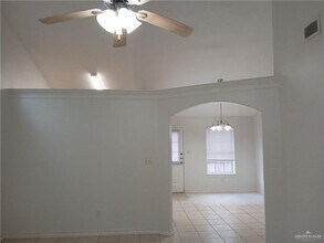 2101 Bahamas Dr in Edinburg, TX - Building Photo - Building Photo