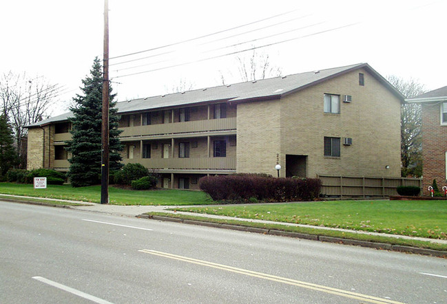 Ellet Complex in Akron, OH - Building Photo - Building Photo