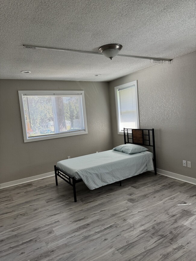 10302 141st St Ct E in Puyallup, WA - Foto de edificio - Building Photo