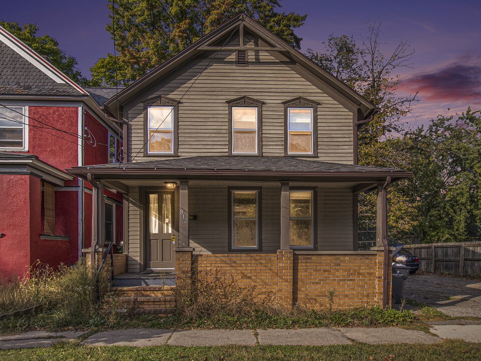 812 W Vine St in Kalamazoo, MI - Building Photo