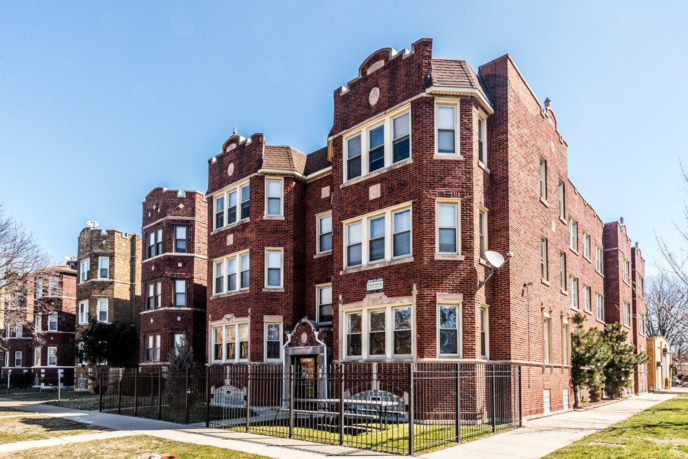 8057 S Dobson Ave in Chicago, IL - Foto de edificio