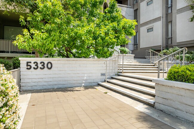 Encino Spa East in Encino, CA - Building Photo - Building Photo