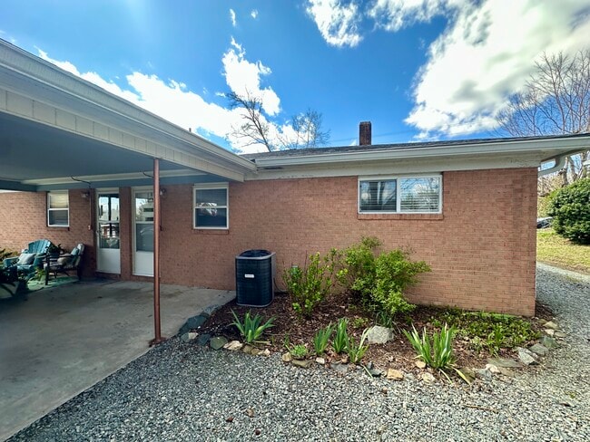 705 Pennington Ave in Thomasville, NC - Building Photo - Building Photo