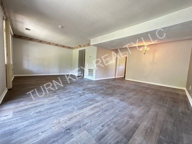 2404 Hampstead Dr in Birmingham, AL - Foto de edificio - Building Photo