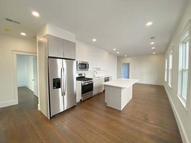 8 Nonantum St, Unit 1F in Boston, MA - Building Photo - Building Photo