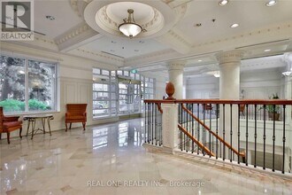 18 Sommerset Way in Toronto, ON - Building Photo - Building Photo