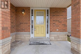 32 Warnford Cir in Ajax, ON - Building Photo - Building Photo