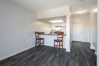 Park City View in Santa Ana, CA - Building Photo - Interior Photo