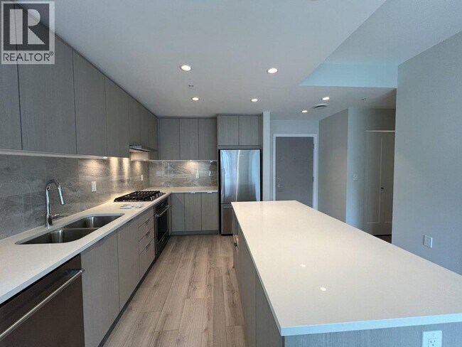 625 Cottonwood Ave in Coquitlam, BC - Building Photo - Building Photo