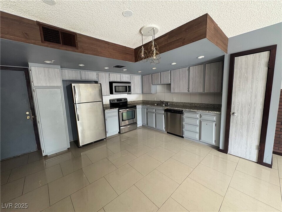 5457 Escondido St in Las Vegas, NV - Building Photo
