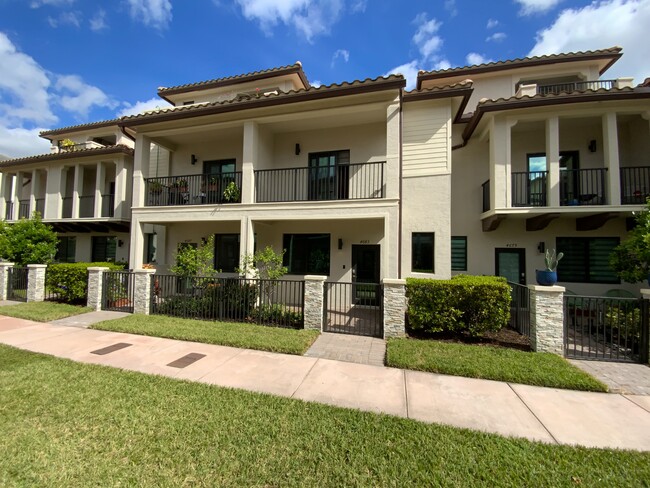 4683 NW 83rd Path in Doral, FL - Foto de edificio - Building Photo