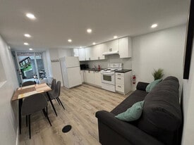 2698 Chem. Bedford in Montréal, QC - Building Photo