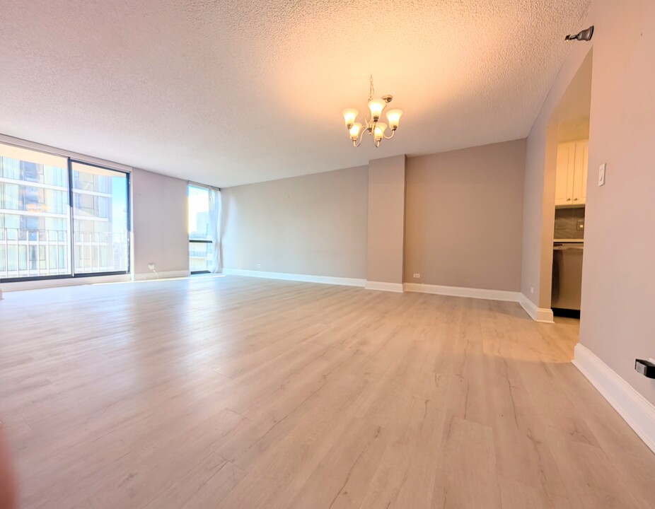 70 W Huron St, Unit 1307 in Chicago, IL - Building Photo